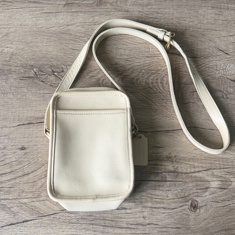 COACH Women’s Elegant Cream Leather Shoulder Bag N- A6C-9976 - Picture 1 of 8